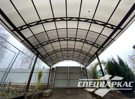 Навес из поликарбоната над парковкой автомобиля перед гаражом №73 - фото 1689